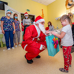 AMEX-BĄCZEK finansuje paczki dla dzieci ze szpitala w Iławie